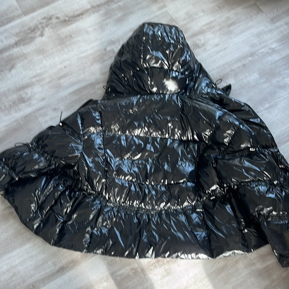 Women’s ALO yoga puffer jacket. 
NEW with tags. NEVER worn. Gloss black. - Picture 4 of 8